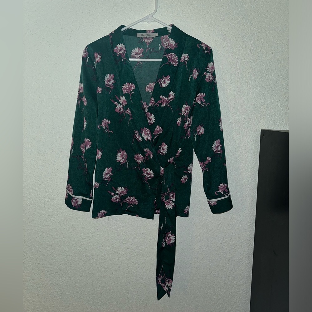 NWOT Large Lucy Wang Large green and purple double tie blouse